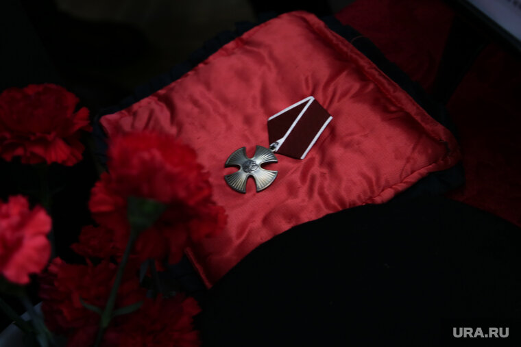    Вадим Пильников передал награды семьям Тумашеевым и Рахимовым