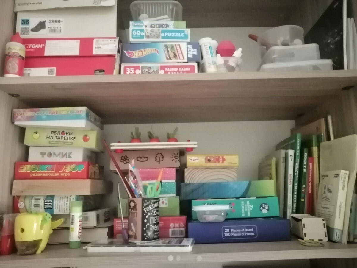 А это полки его книжного шкафа, там сами дидактические пособия, игры.