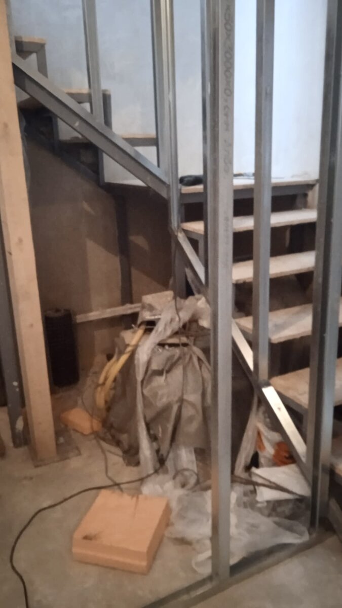 Контуры будущей гардеробной под лестницей