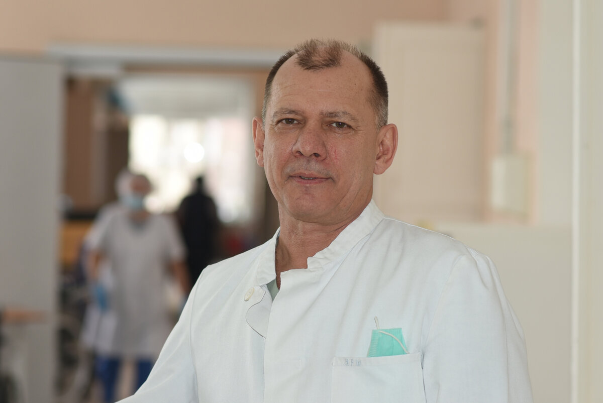  Тем, кто сомневается идти ли в неё, я могу сказать одно: наша профессия не позволит работать от звонка до звонка и в перерыве между ними наслаждаться жизнью. Мы прикованы к своему делу и в праздники, и в выходные. За что же мы тогда её любим? Ну, знаете,  кто-то любит летать на ракете, а кто-то ходить пешком….