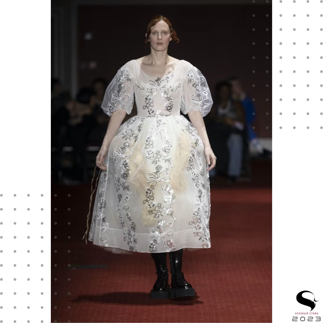 В коллекции Simone Rocha осень-зима 2023 были представлены бальные платья с соломенной набивкой