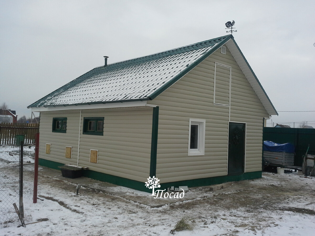 Курятник. Потом мы пристроили к нему выгул. Все нормы и отступы соблюдены.