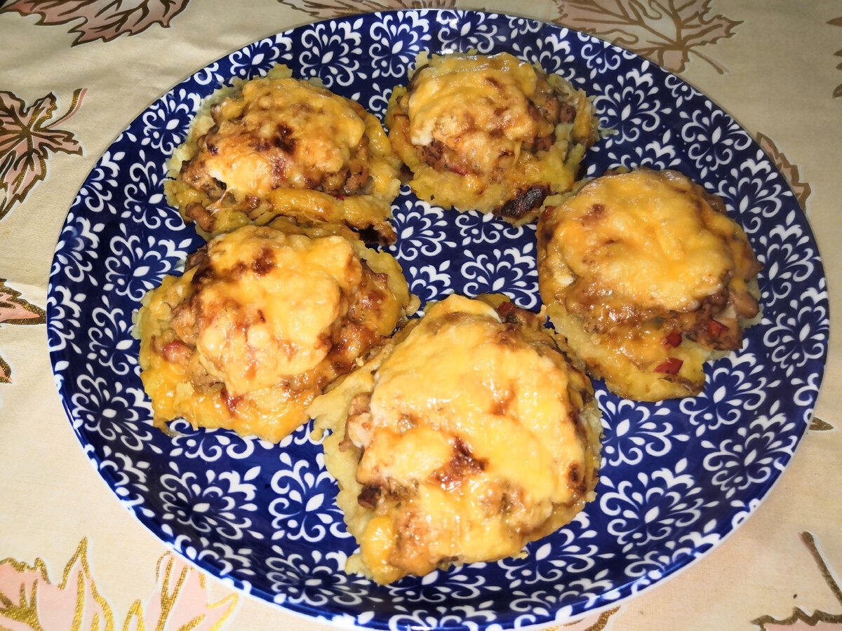 Куриное филе 2 штуки Порезать мелкими кусочками, замариновать, добавить специи по вкусу, маринуется 30 минут.
Отварной картофель натираем на крупной терке, добавляем тертый сыр и 1 яйцо.
С картофеля формируем лепёшки, выкладываем на противень, постелив пергамент.
В куриное филе добавляем мелко нарезанный репчатый лук и болгарский перец
Полученную массу выкладываем на картофельные лепёшки.
Сверху смазываем майонезом, посыпаем сыром и убираем в духовку на 30 – 40 минут,
запекаться при температуре 180 градусов.
Приятного всем аппетита!