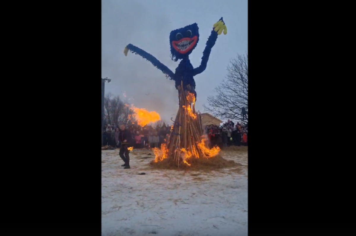    В Липецкой области на Масленицу сожгли большое чучело Хагги-Вагги