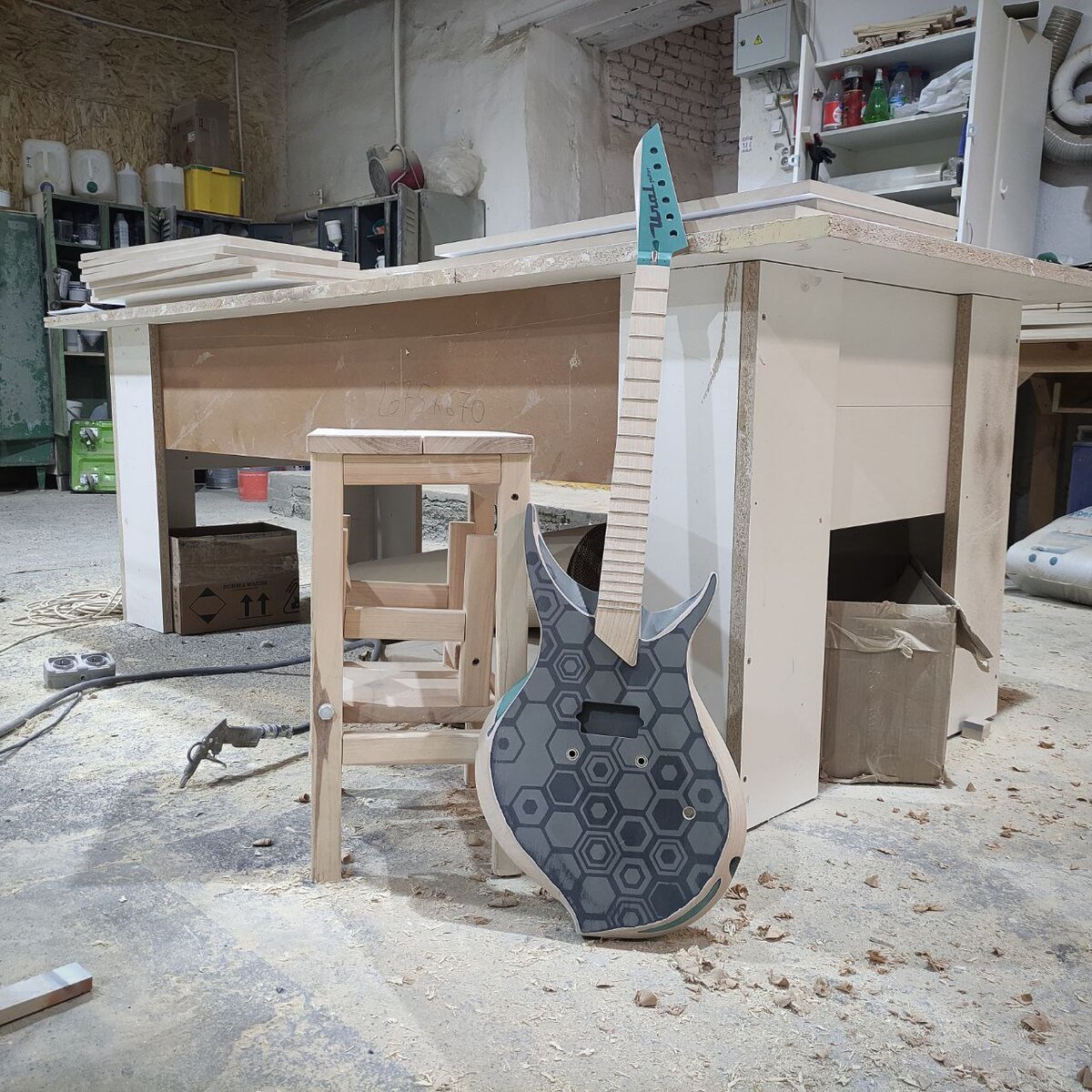 GG Ural Guitars Meteora в стадии сборки.