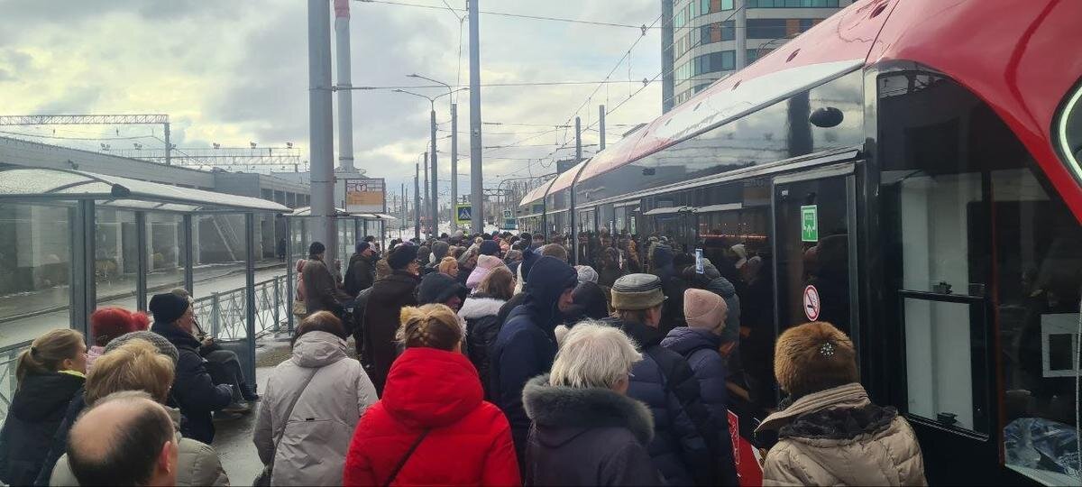 Запущенные бесплатные трамваи от «Ладожской» забиты под завязку. Фото: Алексей Матюхин / MR7