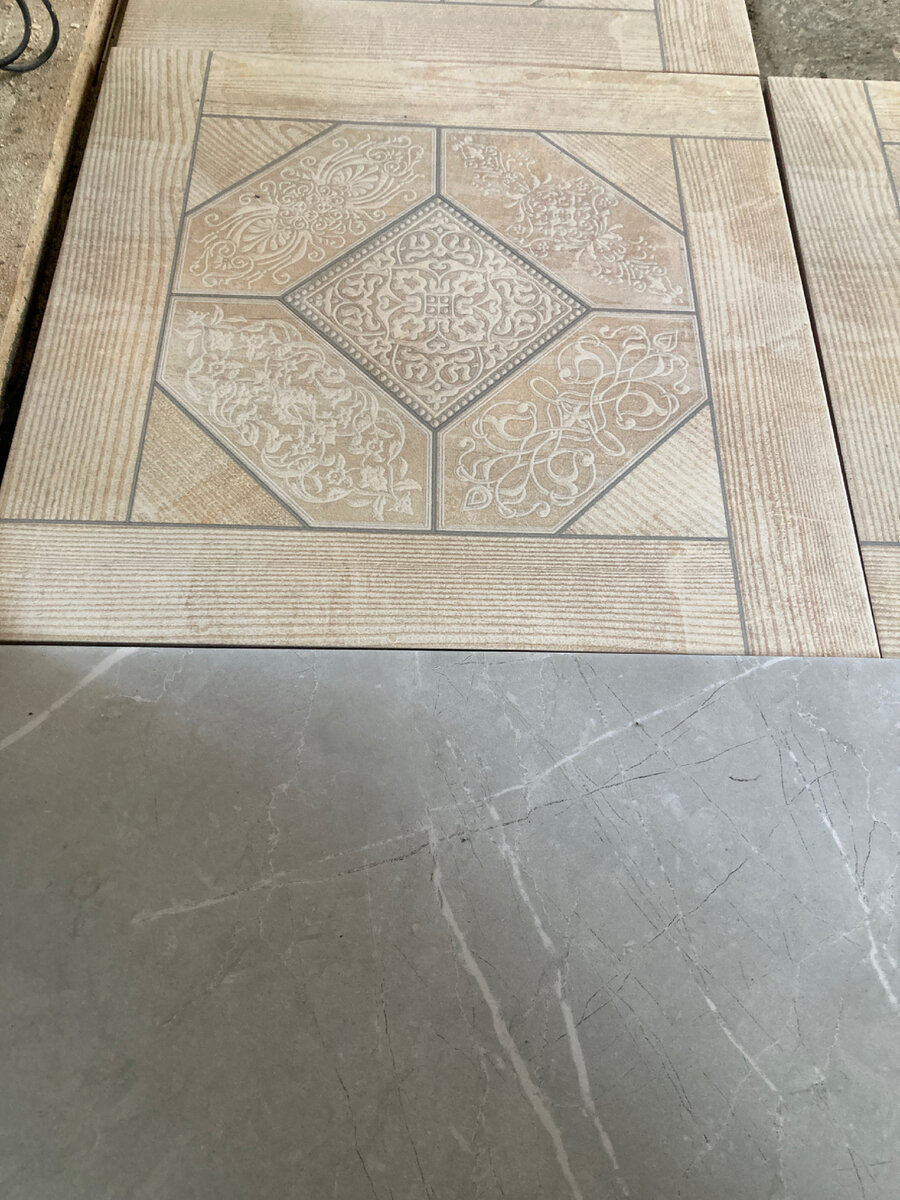 Сверху керамогранит который купила осенью, снизу - новый. На фото не видно (телефон меняет цвета), но вообще тон-в-тон