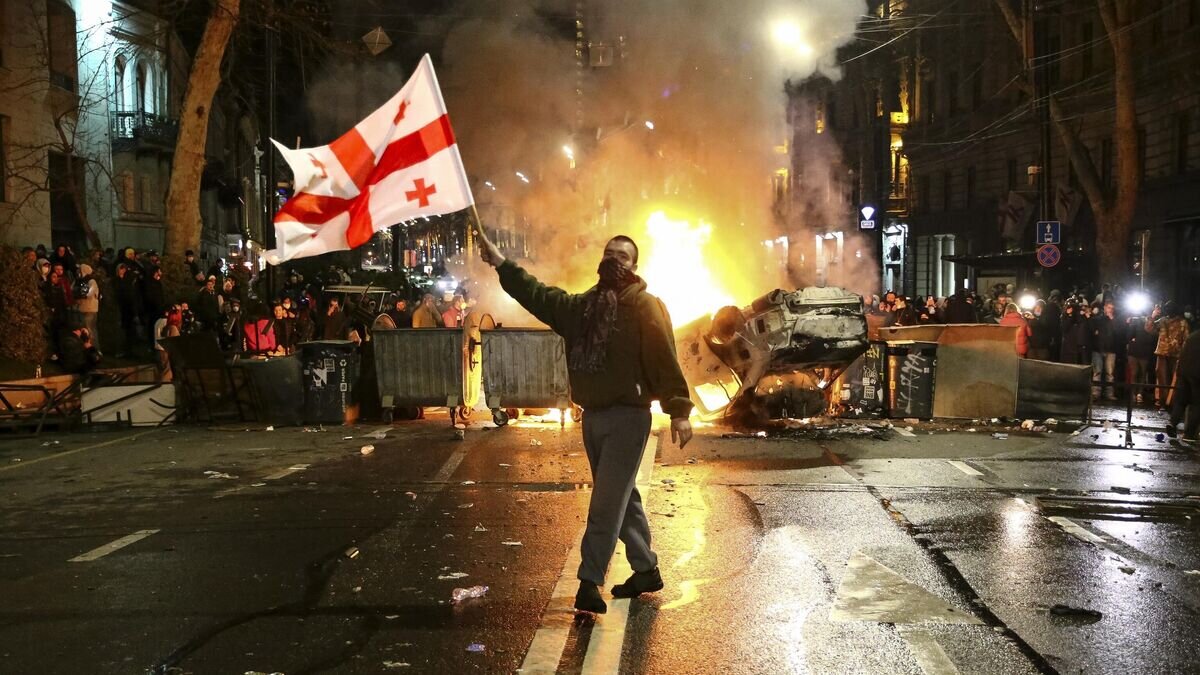    Участник акции протеста у здания парламента Грузии в центре Тбилиси© AP Photo / Zurab Tsertsvadze