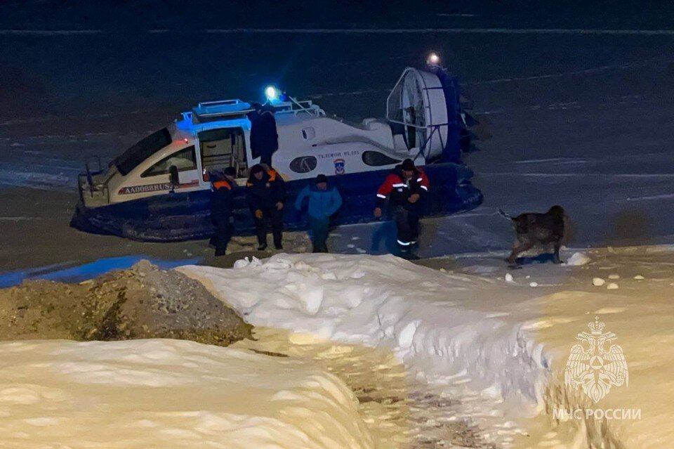     Рыбаков погрузили на борт и укутали, чтобы они согрелись  пресс-службы ГУ МЧС по Алтайскому краю