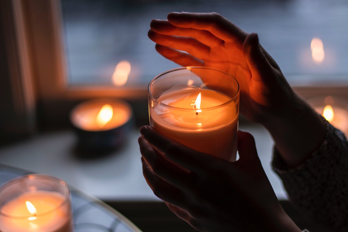 Ароматические свечи - быстрый способ поднять настроение, расслабиться или вернуть себя в ресурсное состояние. Сегодня разберемся, какие свечи лучше всего подходят для различных комнат.-2
