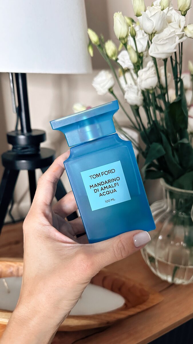 Еще один любимчик на лето — это легкий аромат от Tom Ford Mandarino di Amalfi. Он со мной примерно полтора года и для меня это один из самых приятных ароматов на жару. 