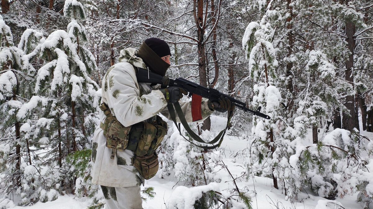 Приклад упёрт в плечо, оружие опущено под 45 град. вниз. Правое плечо.