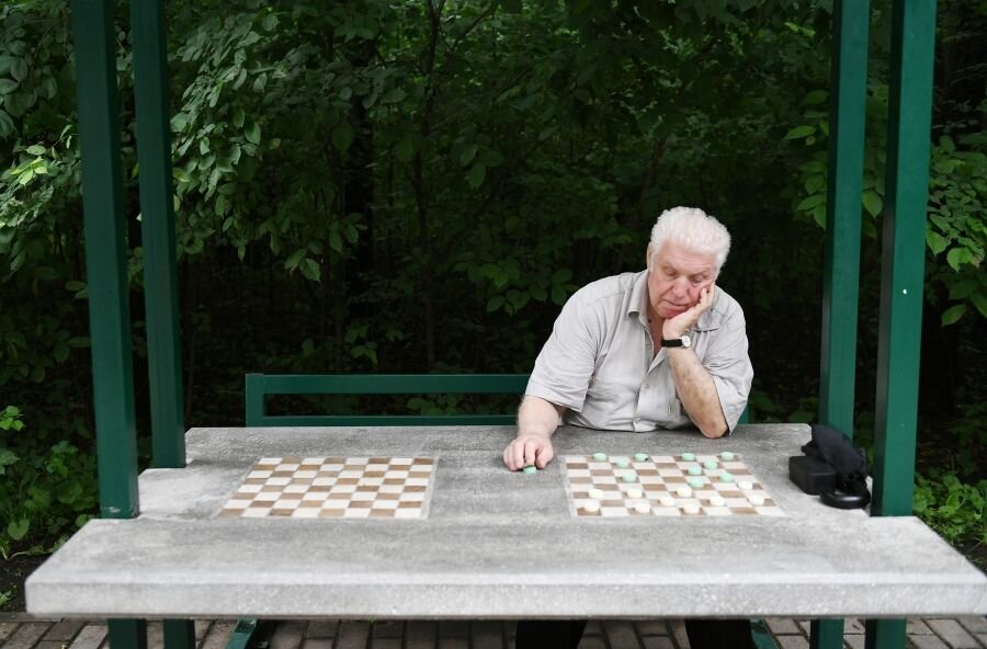    Мужчина играет в шашки © Максим Блинов/РИА Новости