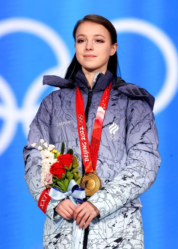 Олимпийская чемпионка Анна Щербакова отмечает свой день рождения ...