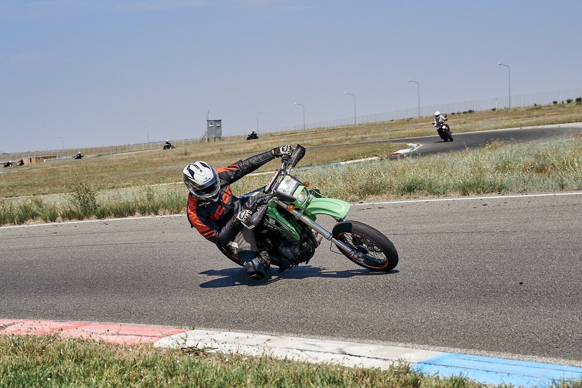 Мотогонки // Фото со страницы мотошколы «Мотоджентельмен» в ВКонтакте 