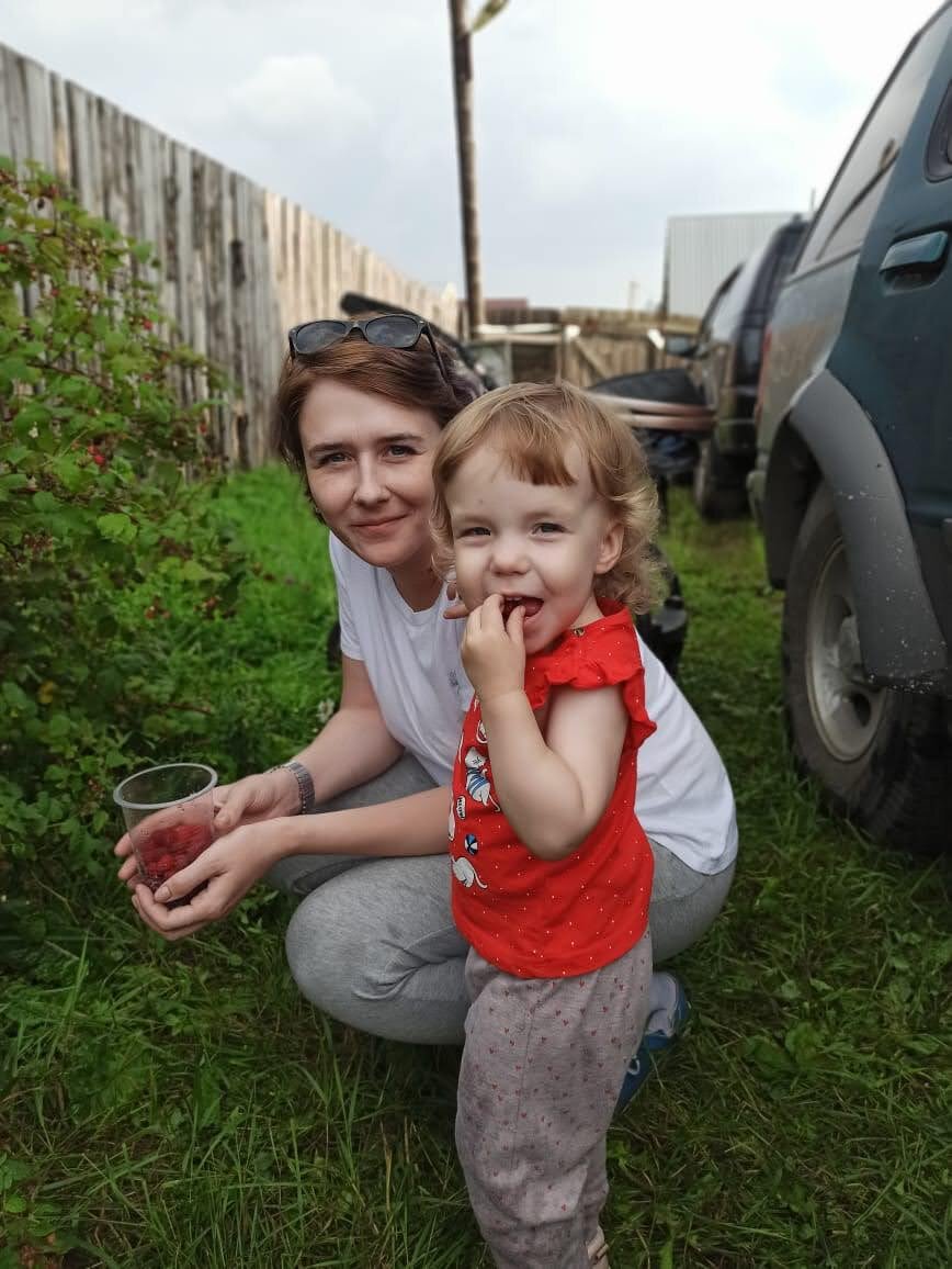 А заодно и обобрать малину, единственный источник урожая на нашем участке. 