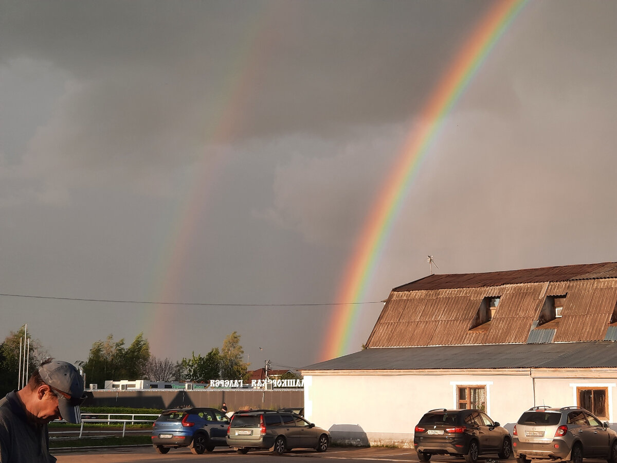 Две радуги у нас над конюшней. Фото автора