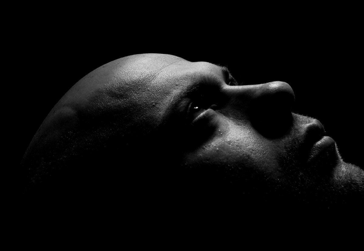 черно белая фотография мужчина размышляет. видео человек черный белый. в тени человека. друзья черно белое. темный силуэт.