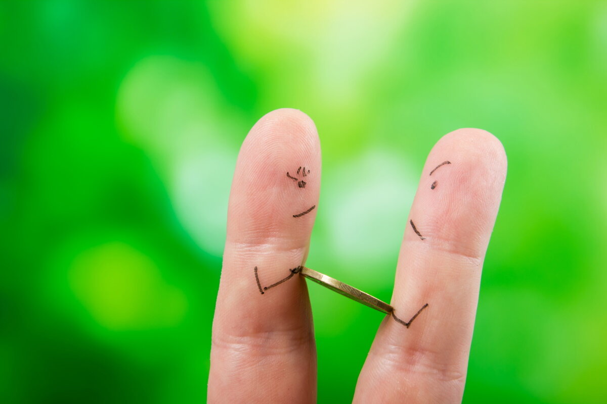    Супруги помогают друг другу материально, поэтому могут получать алименты