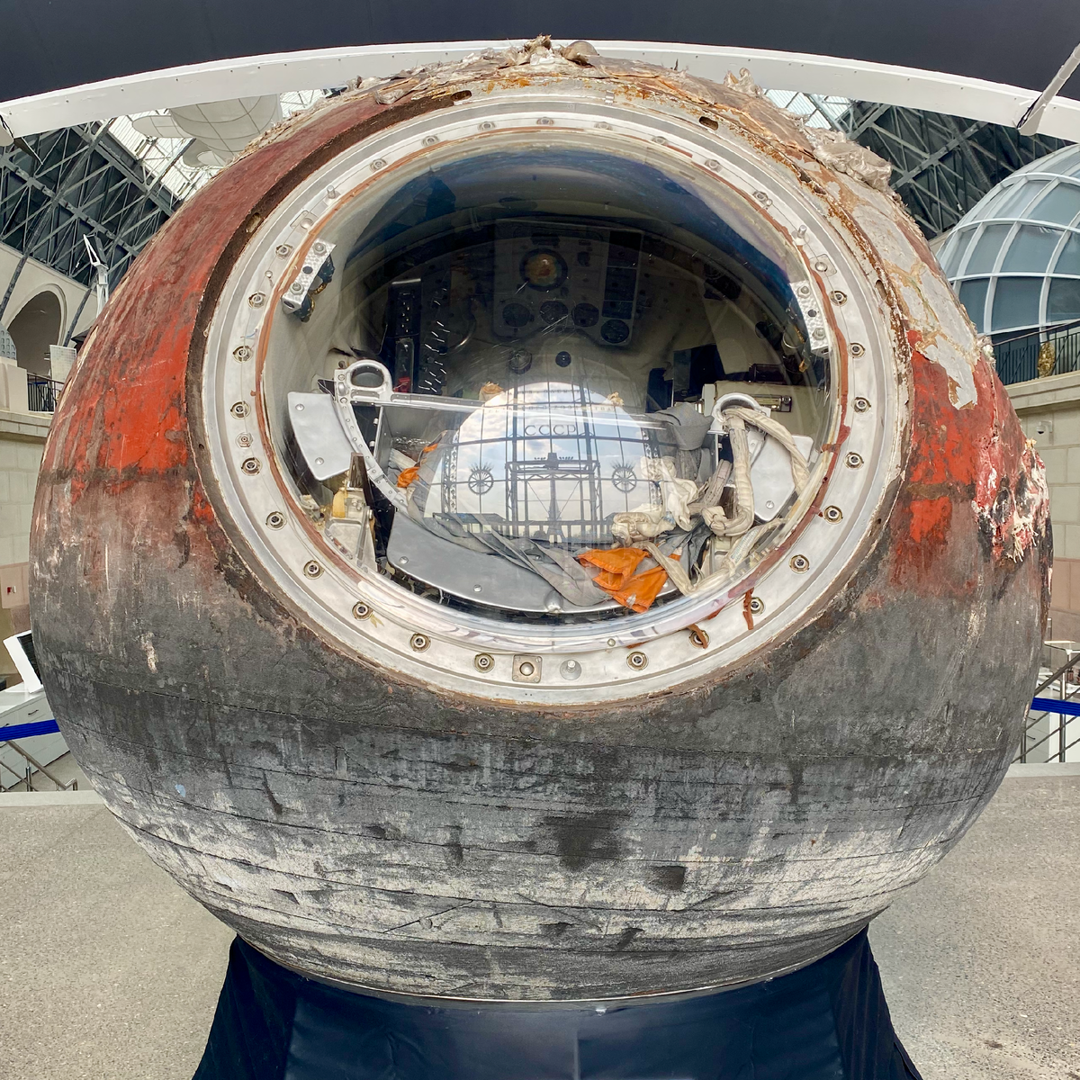 Спускаемый аппарат космического корабля "Восток-6" В.В. Терешковой

ОКБ-1 (РКК "ЭНЕРГИЯ" ИМ. С.П. КОРОЛЁВА). 
КОНСТРУКТОР: С.П. КОРОЛЁВ. 
ПОСЛЕДНИЙ ПИЛОТИРУЕМЫЙ КОСМИЧЕСКИЙ КОРАБЛЬ СЕРИИ "ВОСТОК"

16-19 июня 1963 года Валентина Владимировна Терешкова (позывной "Чайка") совершила свой полёт в космос в качестве единственного члена экипажа - командира корабля "Восток-6". Продолжительность космического полёта составила 2 суток 22 часа 50 минут. За это время "Восток-6" 48 раз облетел вокруг Земли. Специально для полёта Терешковой была разработана конструкция скафандра, приспособленная для женского организма, некоторые элементы корабля также были изменены под возможности женщины