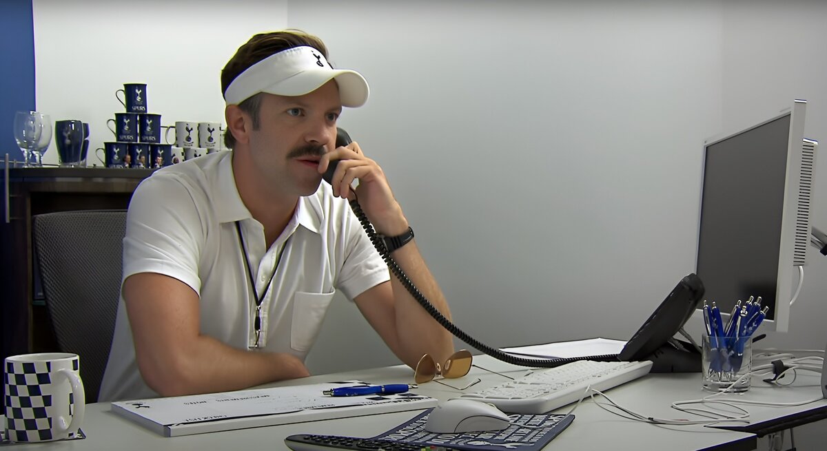    Джейсон Судейкис в роли тренера Лассо в рекламе для NBCкадр из видео