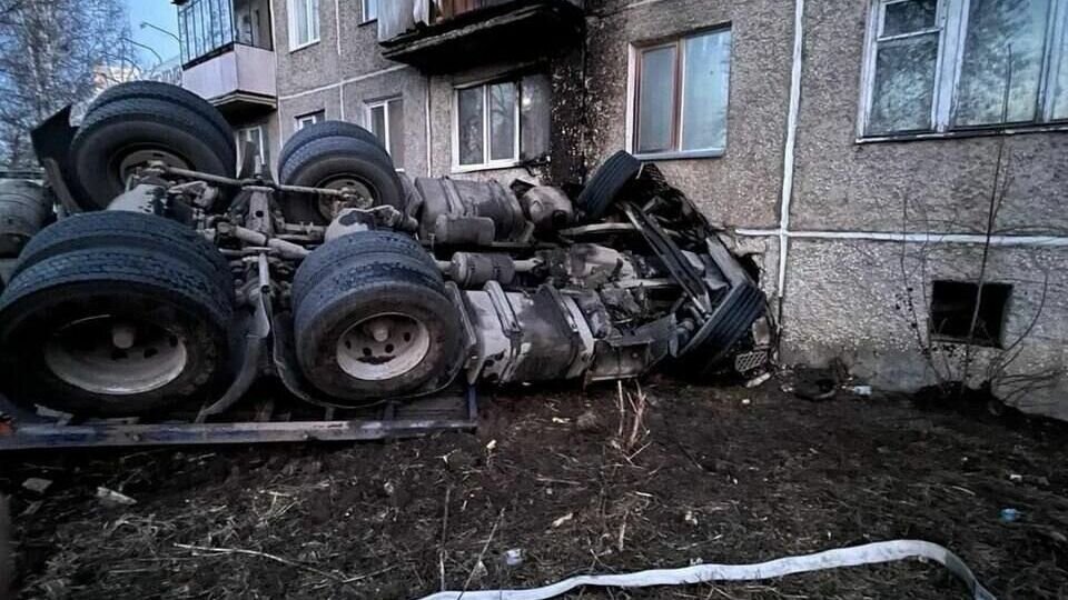     Водитель погиб. На месте ДТП начался пожар.
