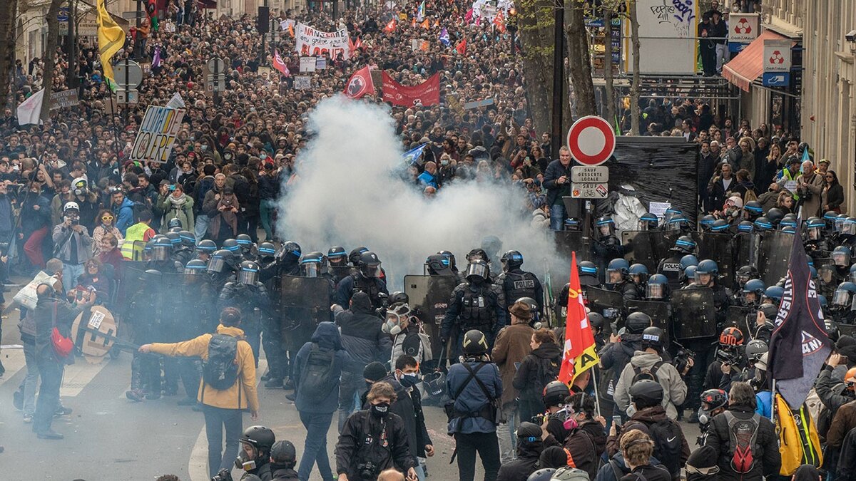 Митинг в защиту прав кетчупа и майонеза. Источник https://slanews.ru/wp-content/uploads/2023/04/1681502640_Policiya-Parizha-primenila-slezotochivyiy-gaz-dlya-podavleniya-stihiiynogo-mitinga.jpg