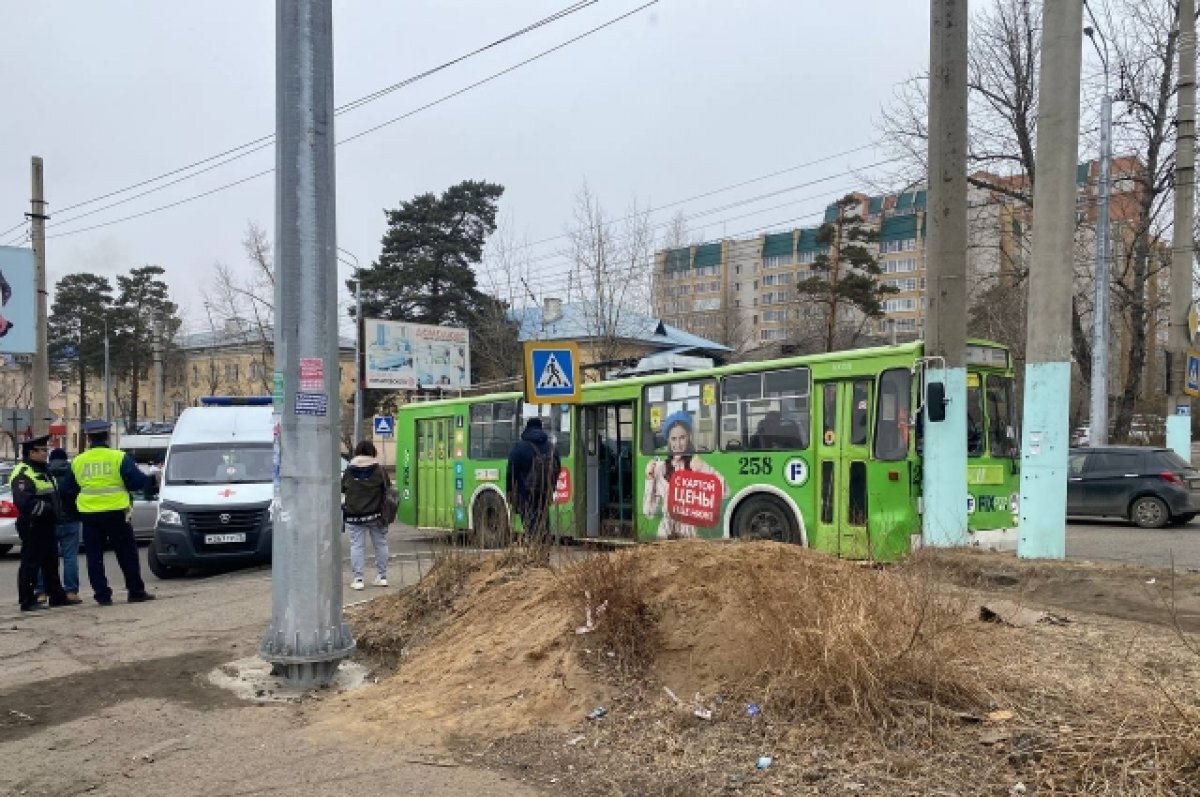    Троллейбус врезался в столб в центре Читы, пассажирам оказывают медпомощь