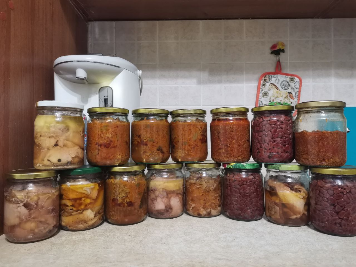 Тушенка из курицы, зажарка для солянки, говядина с рисом и красная фасоль. Полбанки уже нет :) 