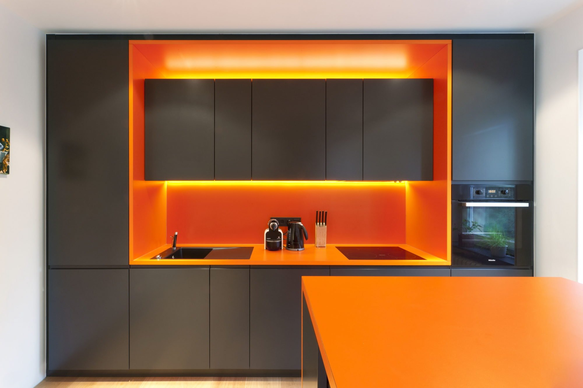 Кухни оранжевая столешница. Оранжевая кухня. Необычные кухонные гарнитуры. Черно оранжевая кухня. Кухни оранжевого цвета.