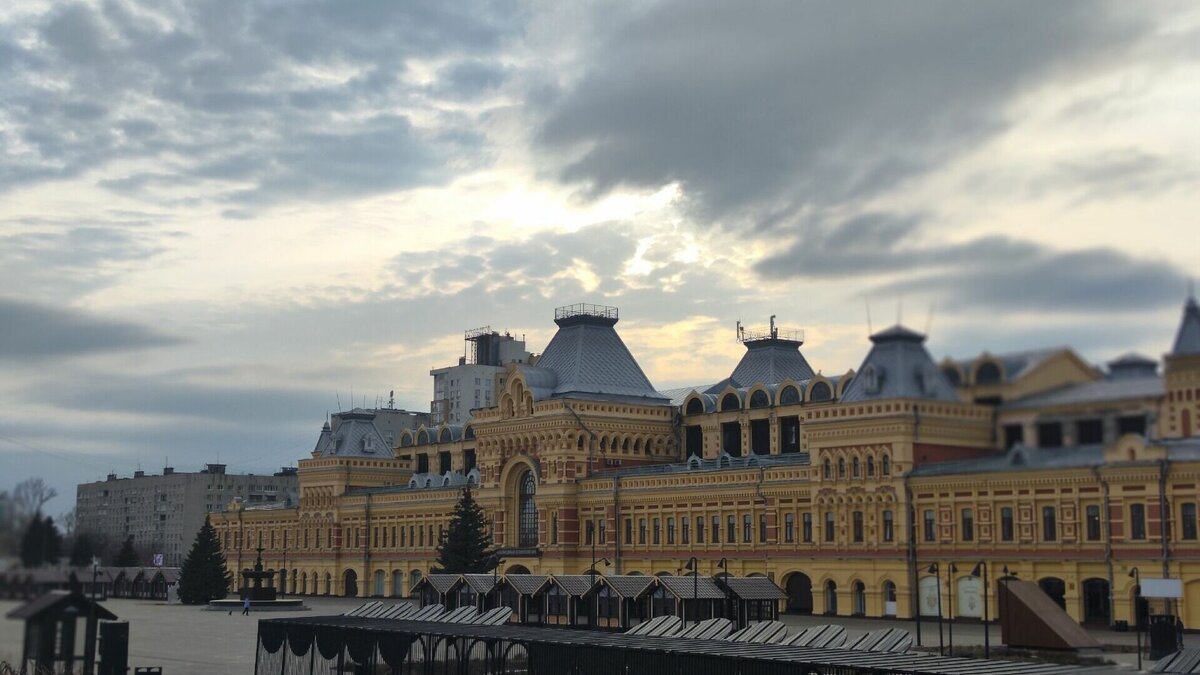     Точечный ремонт фасада здания Нижегородской ярмарки планируется завершить до конца весны. Об этом рассказали представители организации, отвечая на вопросы жителей в соцсети.