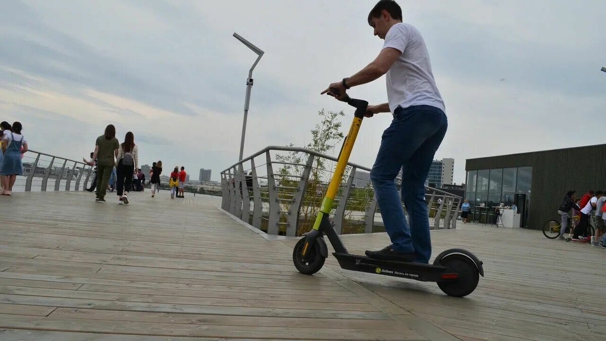     Государственная Дума России разработала поправки к закону о регистрации транспортных средств. Они касаются средств индивидуальной мобильности, в частности, электросамокатов. Об этом пишут «Известия».