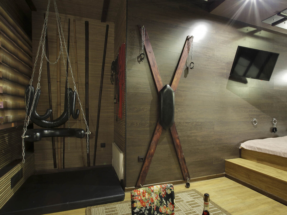 Качели с каркасом в номере "Шибари" в отеле Подушкин на Марата в Санкт-Петербурге. 