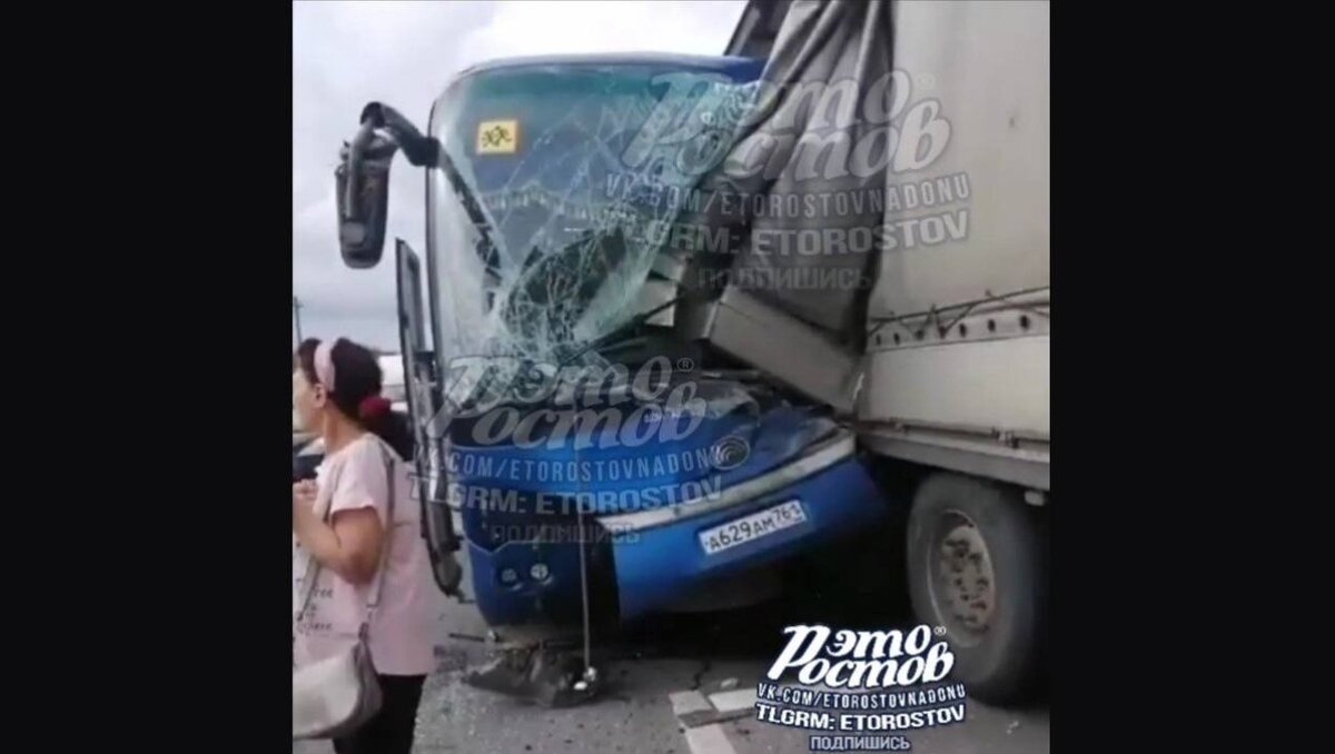     В Ростовской области на трассе «Ростов-на-Дону — Аксай» произошло жесткое ДТП с участием трех автомобилей, подробностями поделились очевидцы в соцсетях.