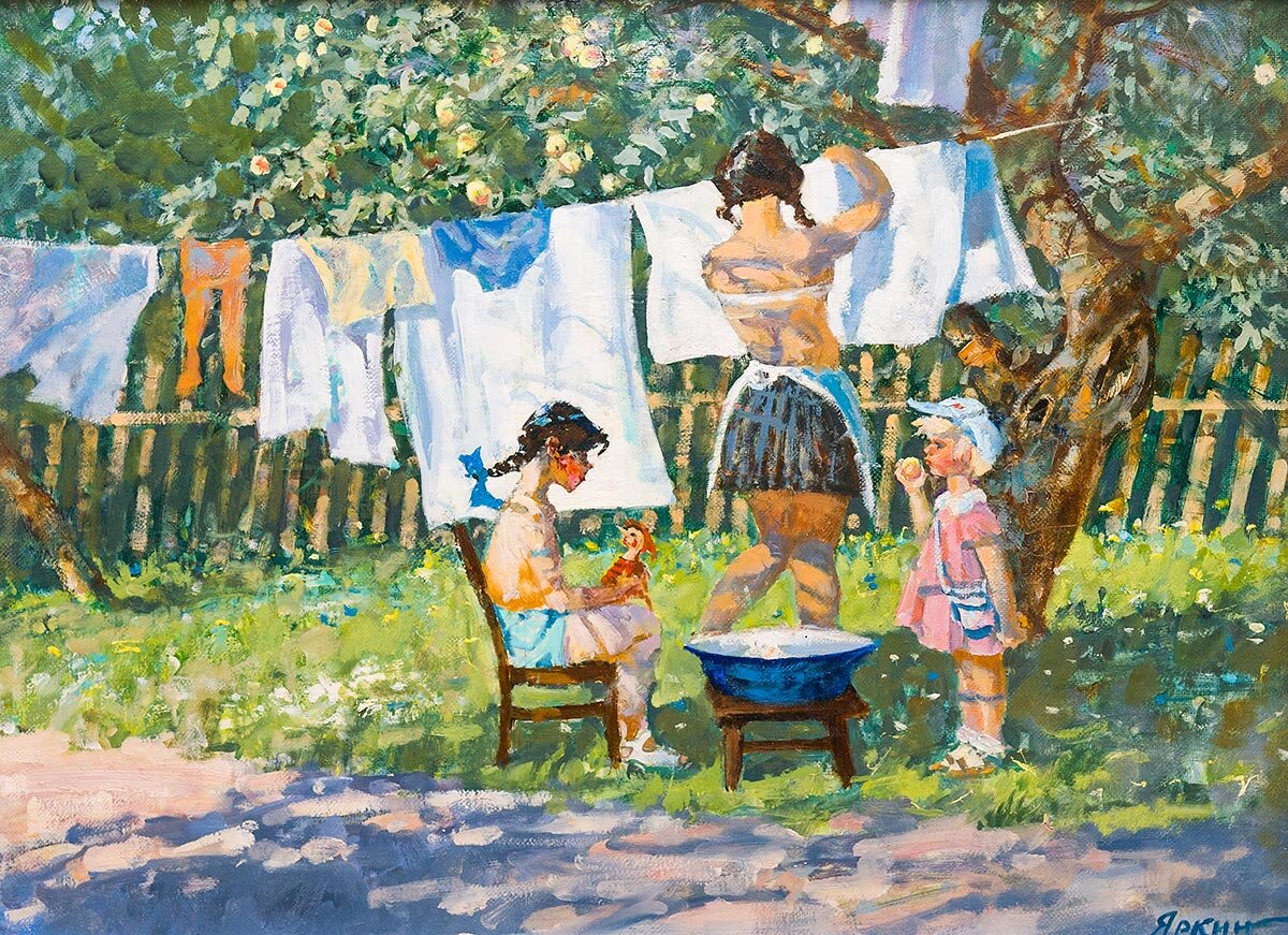 В саду. Вешают белье. Художник Владимир Яркин.