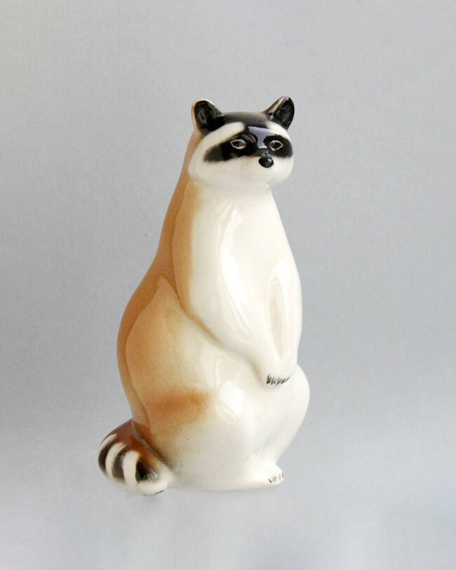 Скульптура «Енот». ЛФЗ, 1960-е. Автор формы Павел Павлович Веселов, автор росписи Виктор Михайлович Жбанов