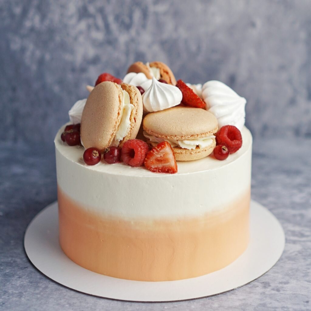 Источник:https://teabakery.ru/shop/cakes/torty-s-makarons-merengi-yagody/tort-persikovyj-makarons-merengi-yagody/