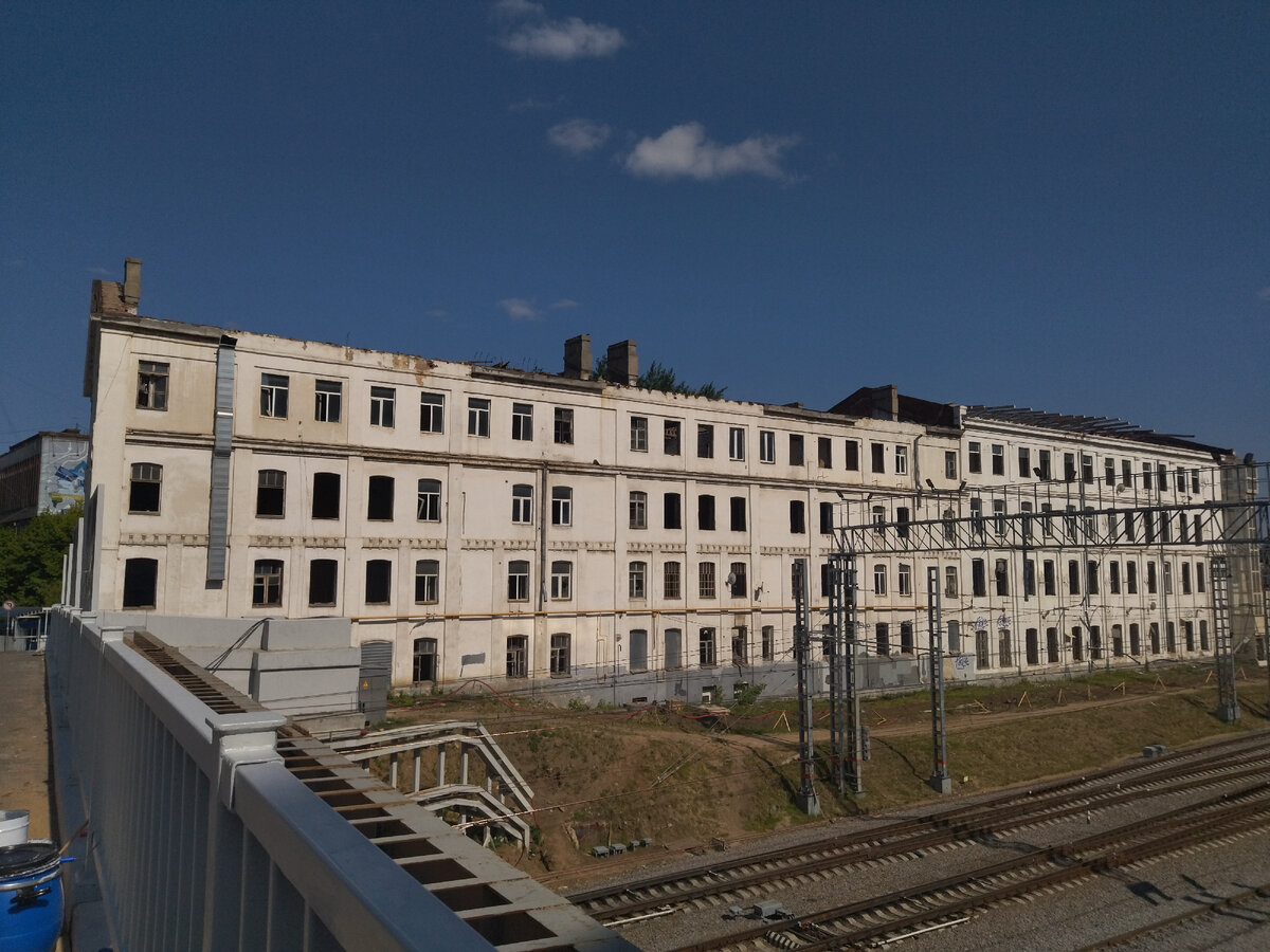 Вид на дом с моста между Земляным валом и ул. Казакова