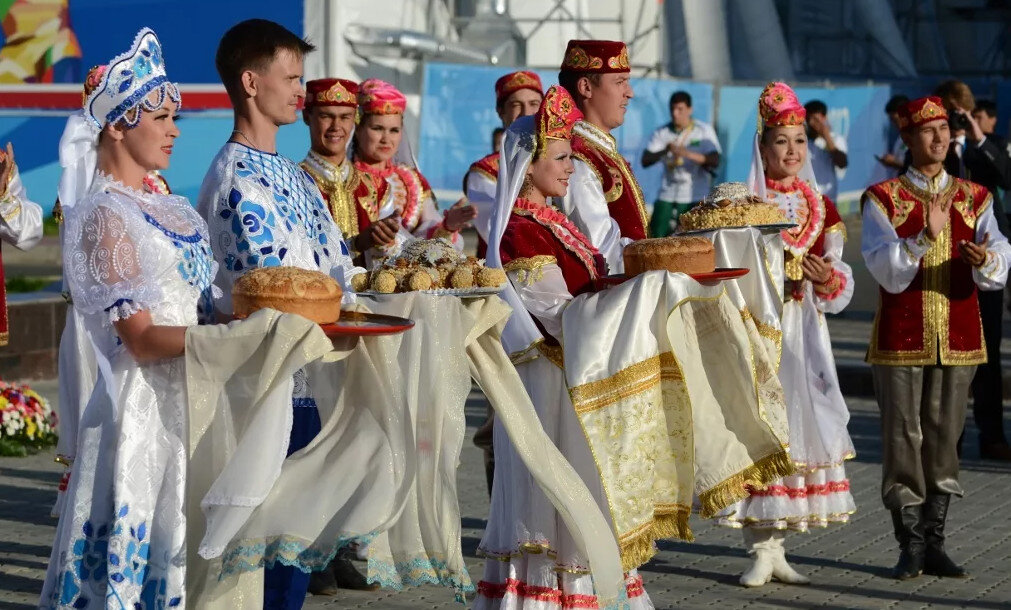 Культура традиции группа. Казань народ. Дружба народов татары. Гостеприимство народов России. Казань многонациональный город.