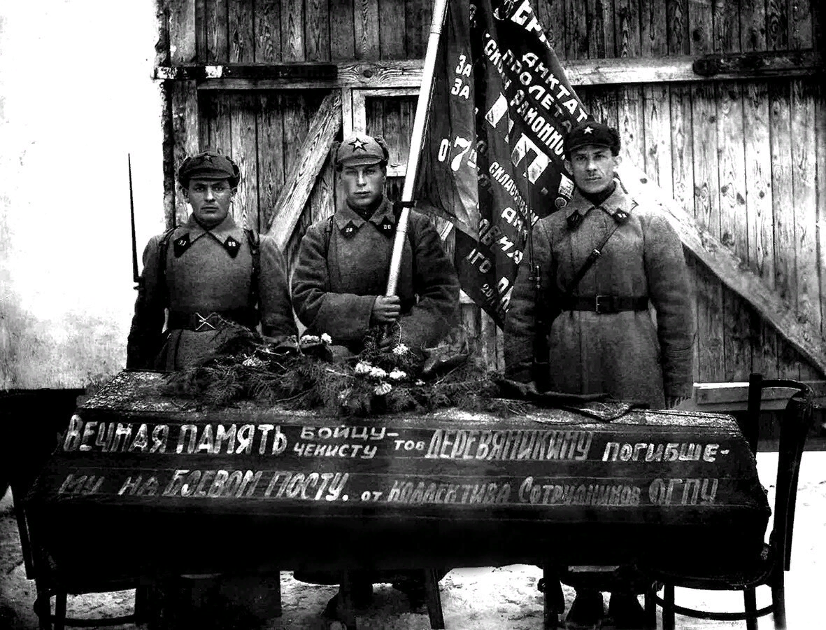 Урицкий всю чк вооружает. НКВД Дзержинский. Чекисты НКВД. ВЧК чекист.
