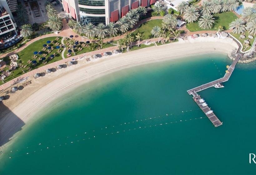 Пляж отеля Beach Rotana Hotel & Towers 5*, Абу-Даби