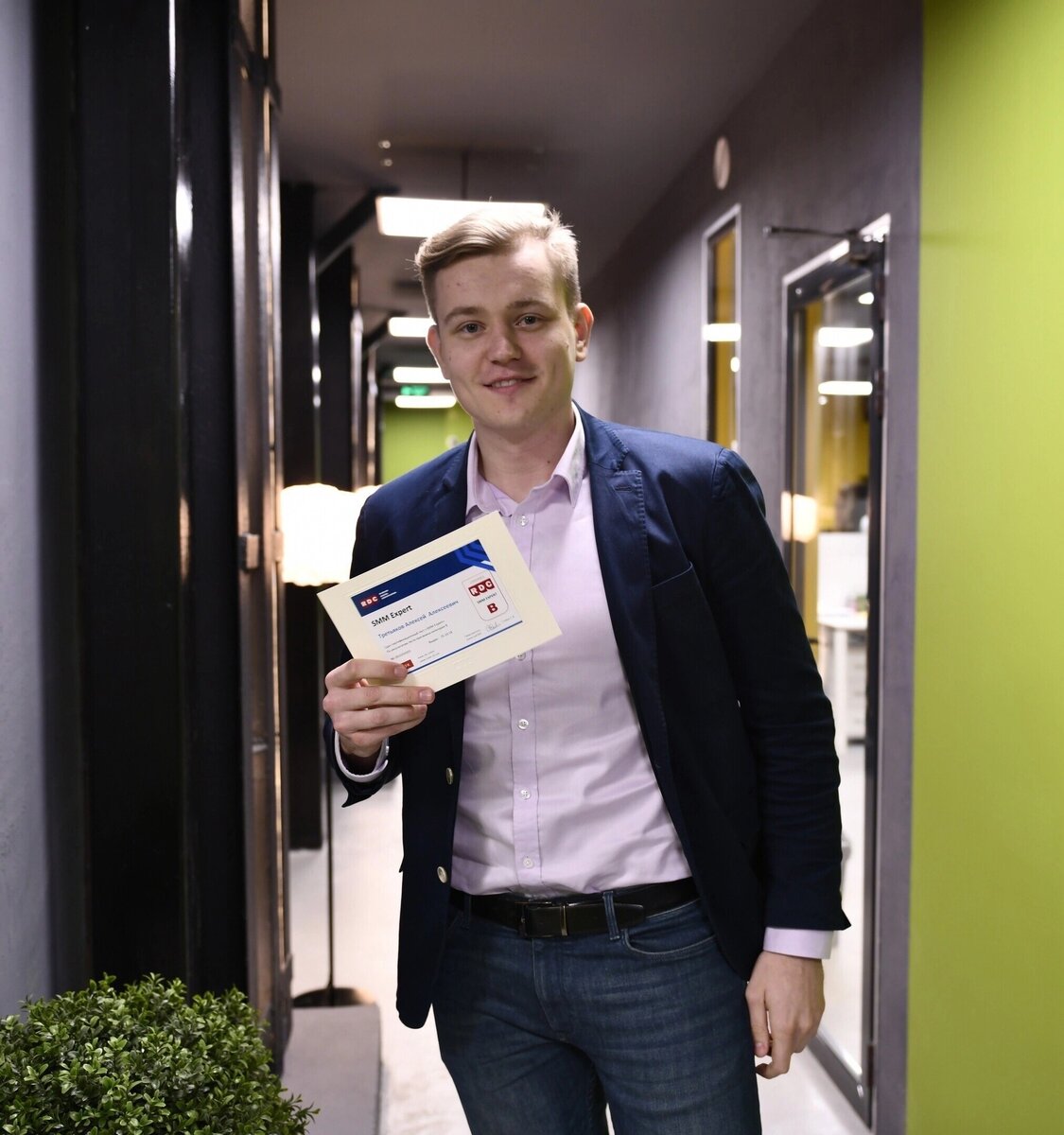 На фото — я в 2018 году. Получил сертификат SMM-эксперта одним из первых в стране