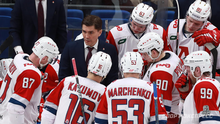    Игорь Никитин и хоккеисты «Локомотива».Александр Федоров