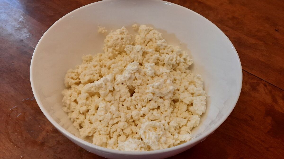 Кладём творог в миску