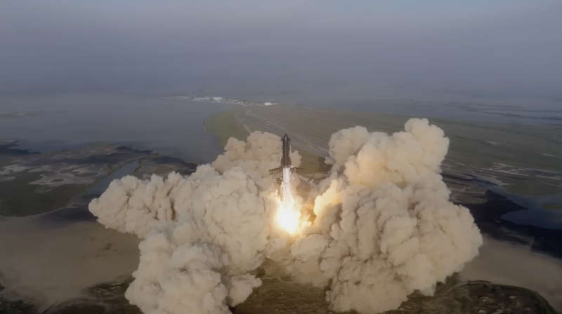 Космический корабль Starship и ракета-носитель Super Heavy стартовали 20 апреля 2023 года с полигона Starbase в Бока-Чика, в результате чего были серьезно повреждены конструкции стартовой площадки. Изображение: SpaceX.