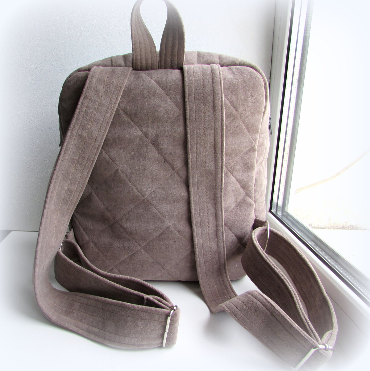 Стенки простеганы с уплотнителем, чтоб рюкзак держал форму