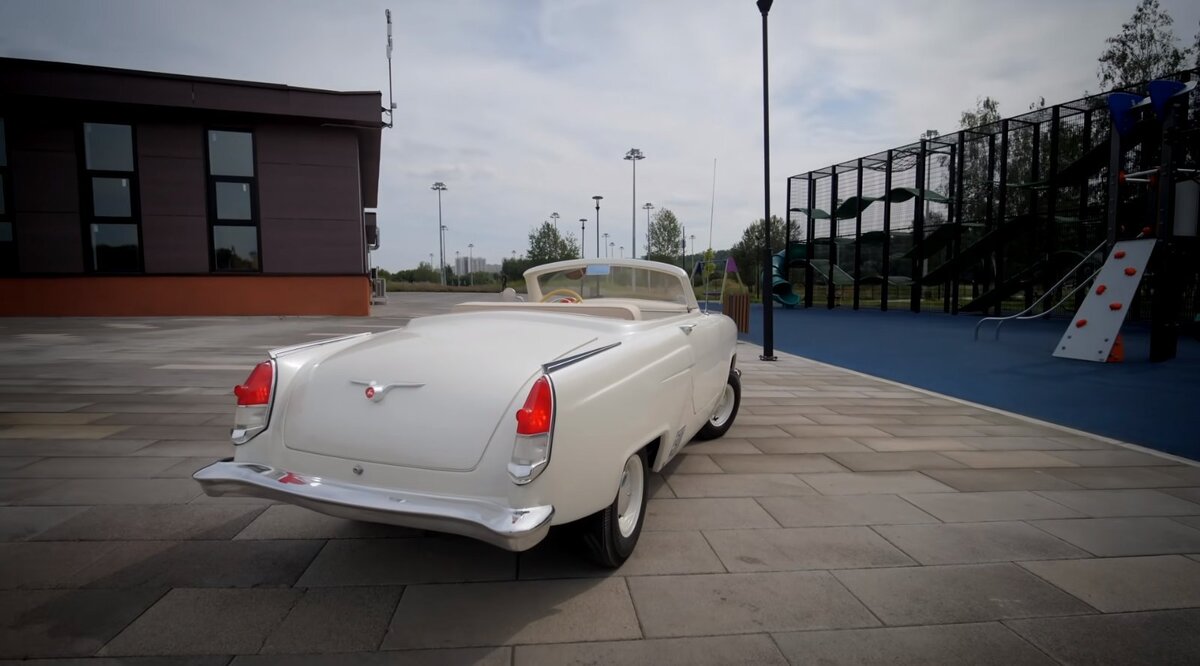 Машина за два миллиона рублей... Мощность двигателя одна детская сила. Работает на пряниках и банке колы.