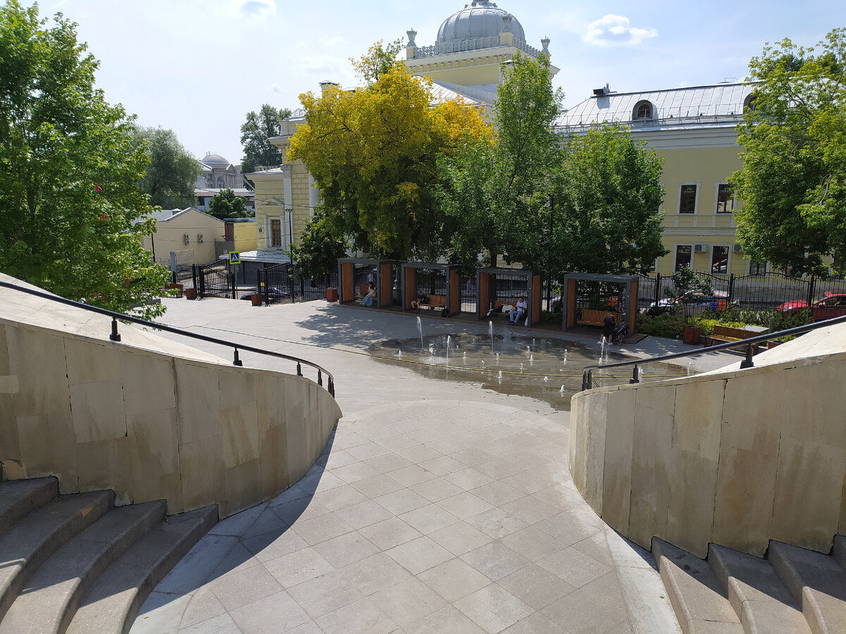 Парк напротив Хоральной синагоги в Москве \фото автора