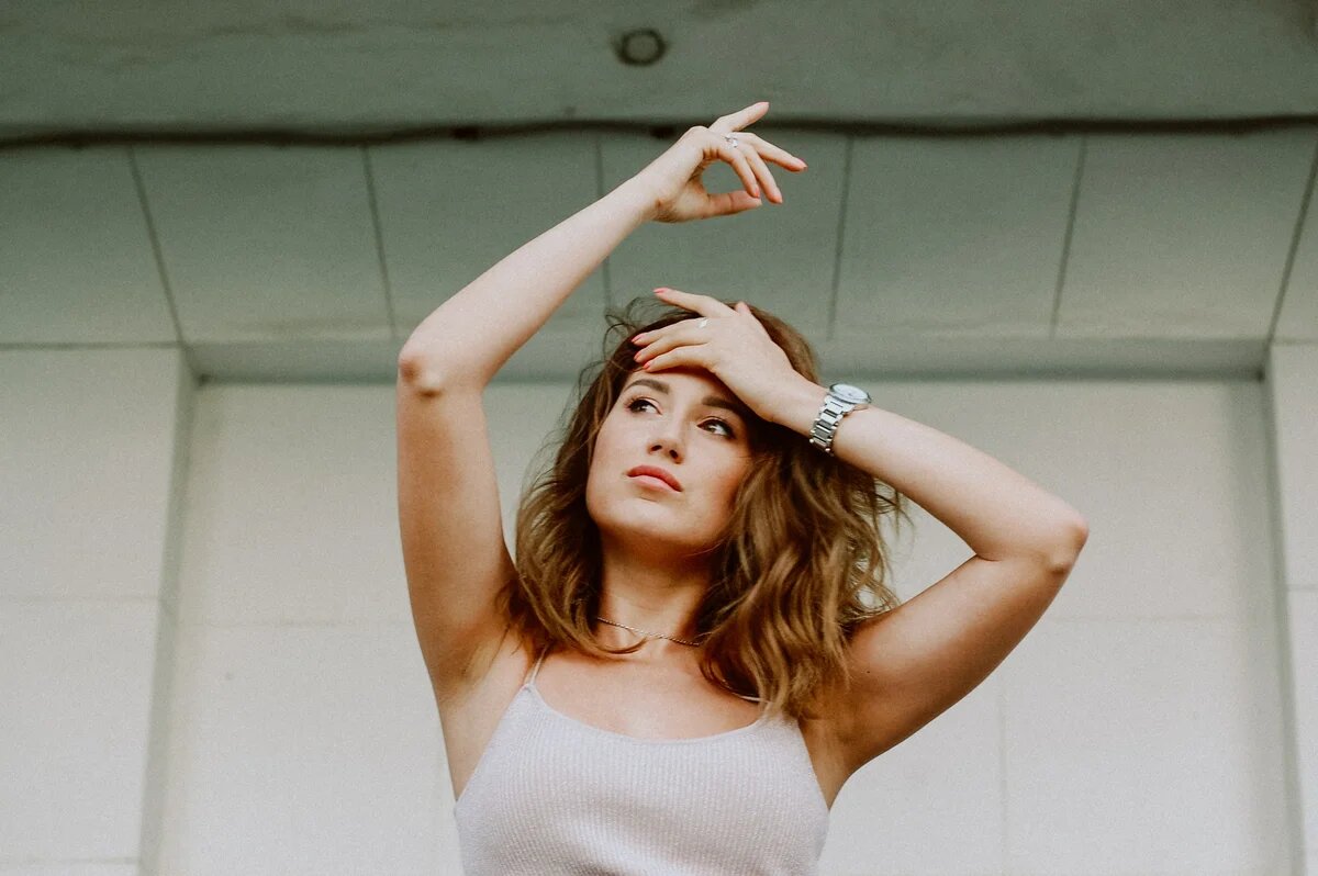 Это негативно сказывается на нее характере. 
Становясь сильной, женщина перестает чувствовать необходимость в нахождении мужчины рядом. Как правило, если она делает успехи в карьере, то в семье все уже не так ровно.

4. Женщина не обязана работать, потому что ей важно остаться привлекательной и желанной для своего мужчины, как в 25 лет, так и в 45
Увы, но тем, кто «пашет как лошадь» на себя времени остается весьма мало, а на собственное здоровье – и того меньше. Итог тут очевиден, не так ли?

5. Если женщина работает, у нее довольно мало времени остается на семью, мужа, быт