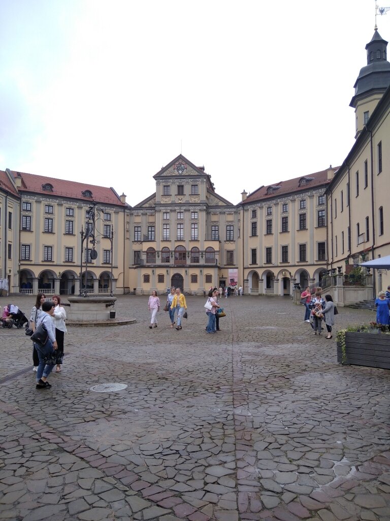 Во дворе замка всегда полно народу.